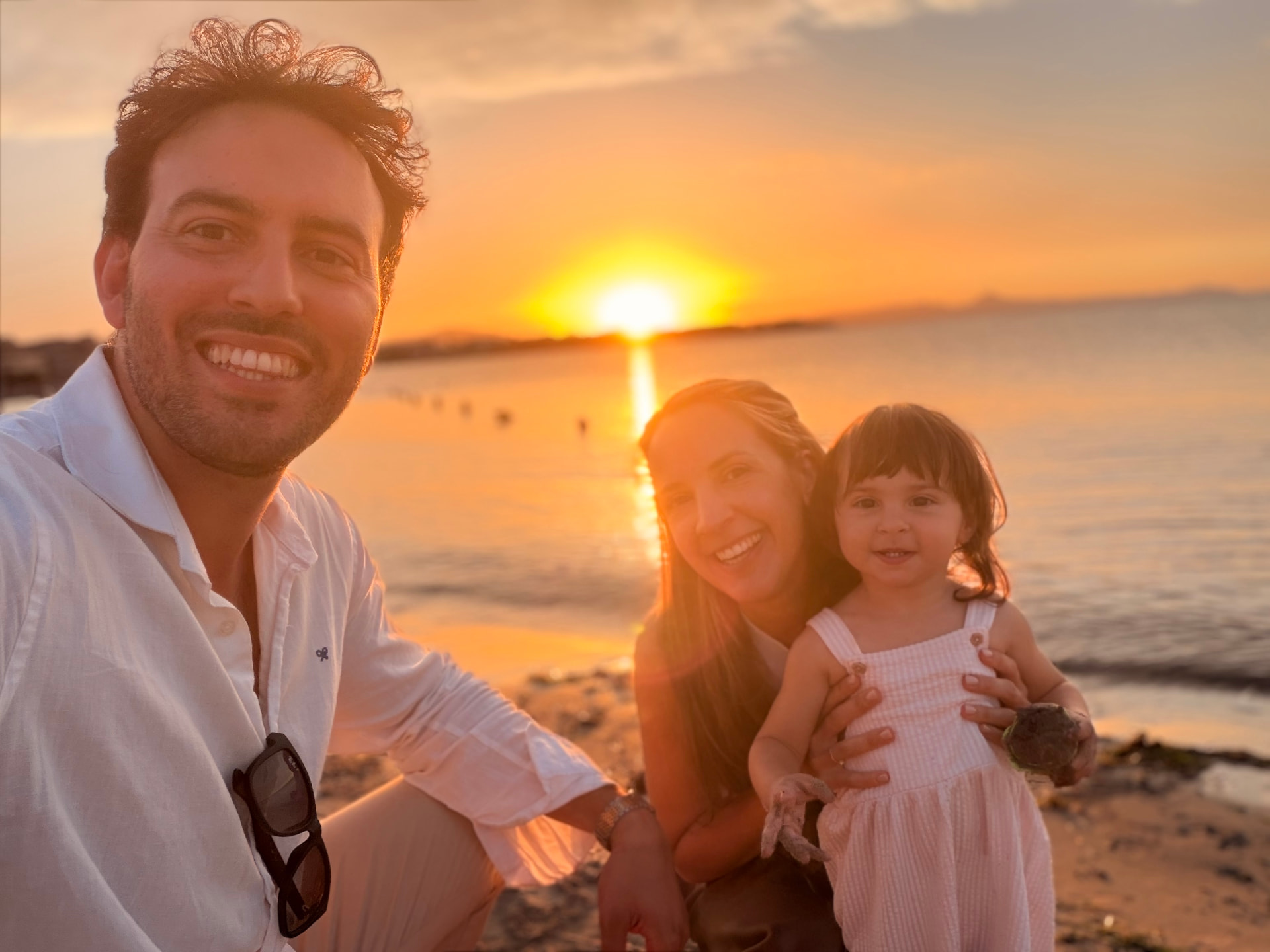 Juana, Julio y Alma disfrutando del atardecer en la playa